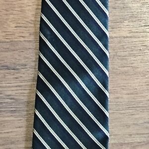 BILL Blass for LORD & TAYLOR mens silk Hand Made tie SIZE 60x3 COLOR GREEN
